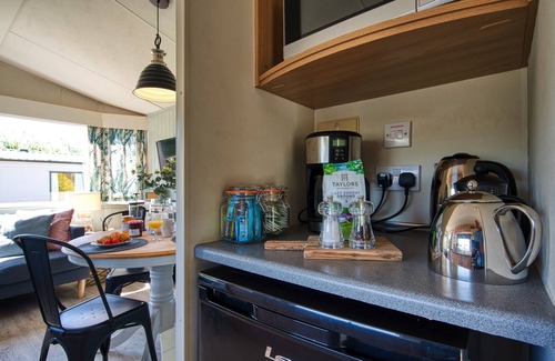 Hartland Casa | Scrumpy Duck, with private garden, sleeps 6 in coastal village