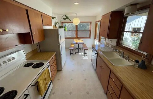 Woodstock Casa | SE Woodstock Rancher, Walk to the park, Reed College, shopping & great food!