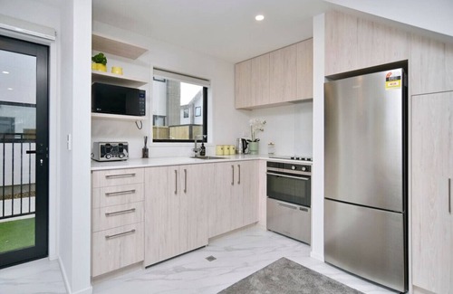 New Brighton Casa | Sea Air and Sandy Beach Beautiful 1 bed 1 bath