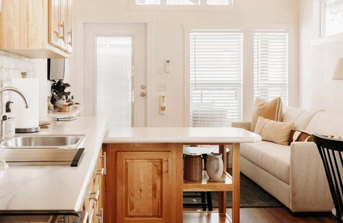 Wimberley Cabina | Sea Biscuit Cabin - Cabin sleeps up to 6 people. Pet friendly.