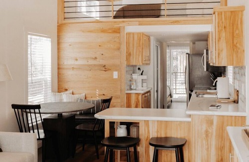 Wimberley Cabina | Sea Biscuit Cabin - Cabin sleeps up to 6 people. Pet friendly.