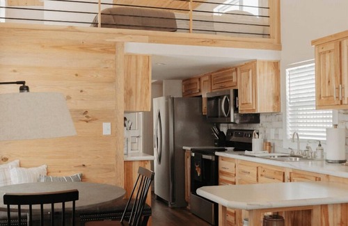 Wimberley Cabina | Sea Biscuit Cabin - Cabin sleeps up to 6 people. Pet friendly.