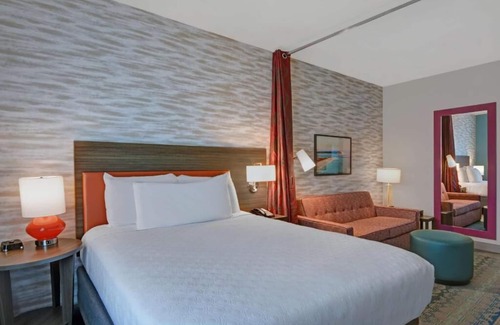 Upper Grand Lagoon Hotel | Sea Breeze Comfort! 2 Units w/ Kitchen, Pool, FREE Parking and Breakfast!
