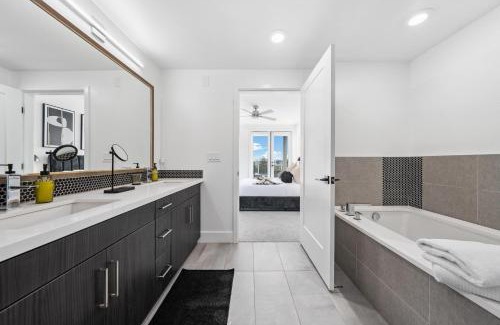 Marina del Rey Apartamento | Sea Breeze Escape 3BR Coastal Gem with 2 Balconies