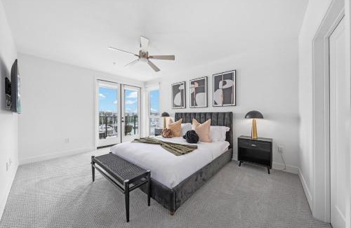 Marina del Rey Apartamento | Sea Breeze Escape 3BR Coastal Gem with 2 Balconies