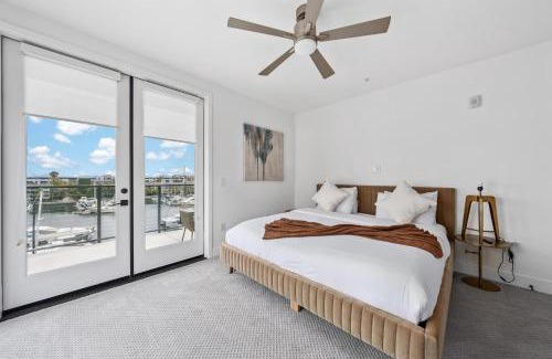 Marina del Rey Apartamento | Sea Breeze Escape 3BR Coastal Gem with 2 Balconies