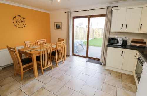 Enniscrone Cabaña | SEA BREEZE HOLIDAY HOME, family friendly in Enniscrone, County Sligo