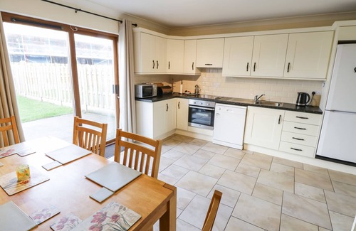 Enniscrone Cabaña | SEA BREEZE HOLIDAY HOME, family friendly in Enniscrone, County Sligo