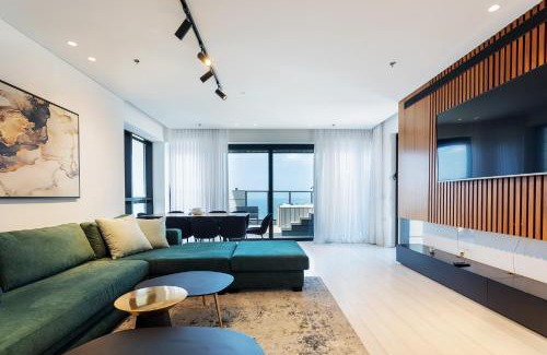 Bat Yam Apartamento | Sea-Breeze Penthouse with Jacuzzi