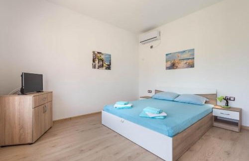 Ezerets Casa | Sea Breeze Vacation House I BBQ & Jacuzzi