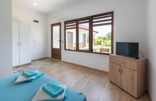 Ezerets Casa | Sea Breeze Vacation House I BBQ & Jacuzzi