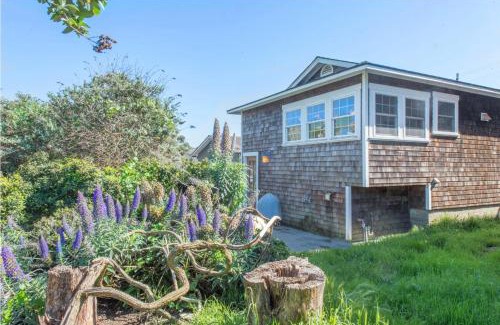 Dillon Beach Casa | Sea Breeze! Walk to Beach! In the Village! BBQ! Fast WiFi! Dog Friendly!
