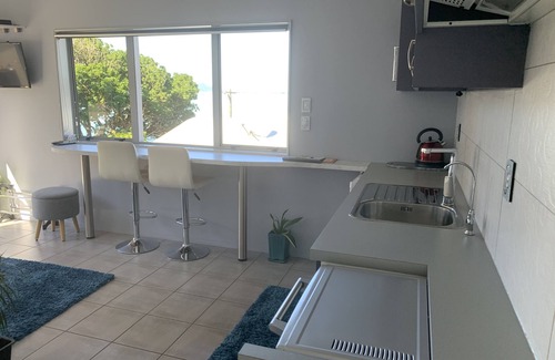 Onerahi Apartamento | Mar, arbustos y jardines rodean Mason Lane Apartment