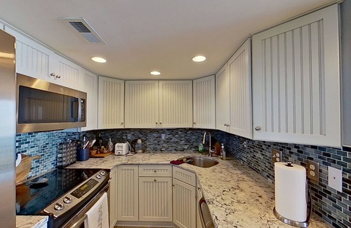 Bethany Beach Condominio | Sea Colony 8th floor condo with pools, tennis/pickle ball courts, fitness center