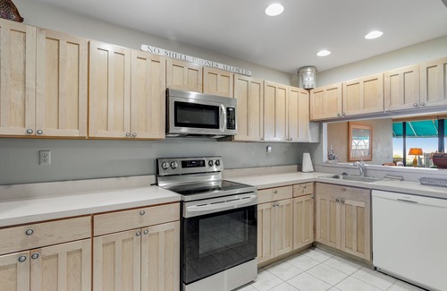 Bethany Beach Condominio | Sea Colony Ocean 1st floor condo w/ pool, tennis court, and elevator