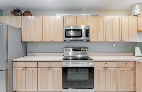 Bethany Beach Condominio | Sea Colony Ocean 1st floor condo w/ pool, tennis court, and elevator