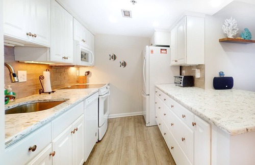 Bethany Beach Condominio | Sea Colony Ocean 5th floor condo w/ tennis court, pool, and elevator