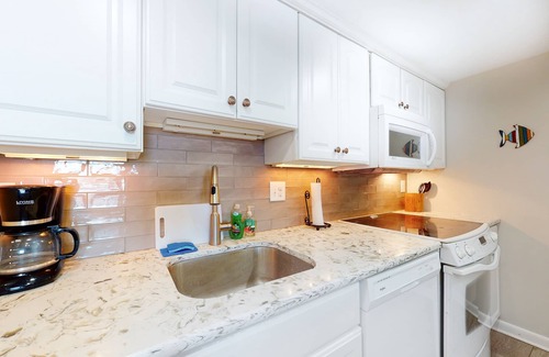 Bethany Beach Condominio | Sea Colony Ocean 5th floor condo w/ tennis court, pool, and elevator