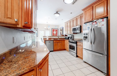 Bethany Beach Casa | Sea Colony Tennis townhouse with fireplace, gym, & basketball court