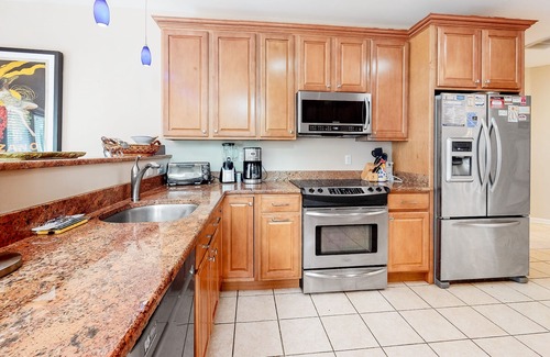 Bethany Beach Casa | Sea Colony Tennis townhouse with fireplace, gym, & basketball court