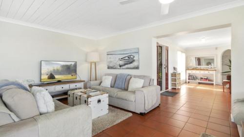 Beachmere Casa | Sea Cottage - Beachside Paradise