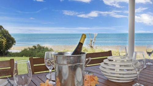 Beachmere Casa | Sea Cottage - Beachside Paradise
