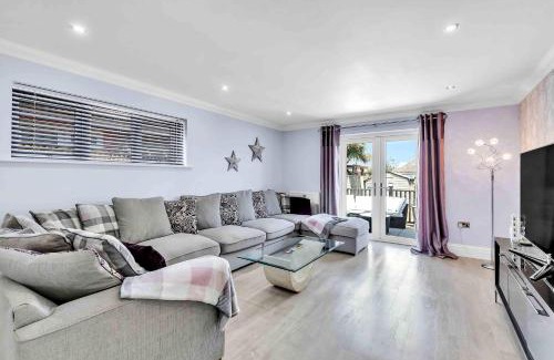 Peacehaven Casa | Sea Downs House with Free Parking By My Getaways