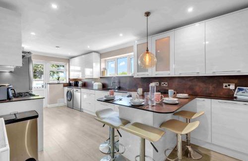 Peacehaven Casa | Sea Downs House with Free Parking By My Getaways
