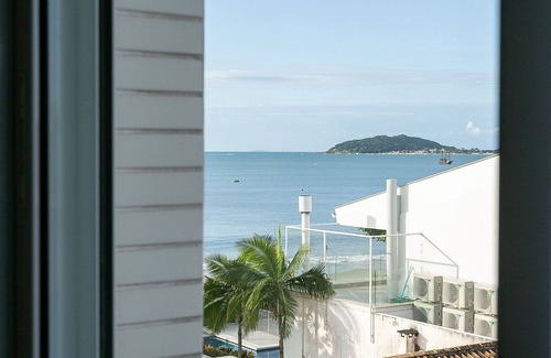 Cachoeira do Bom Jesus Apartamento | SEA FRONT | Balcony with Barbecue grill #CHA06