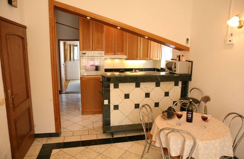 Slatine Apartamento | Sea front stone house