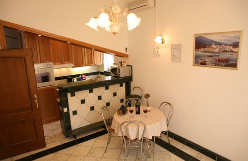 Slatine Apartamento | Sea front stone house