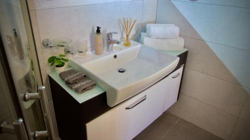 Kalkara Apartamento | Sea Front Studio with Valletta Views