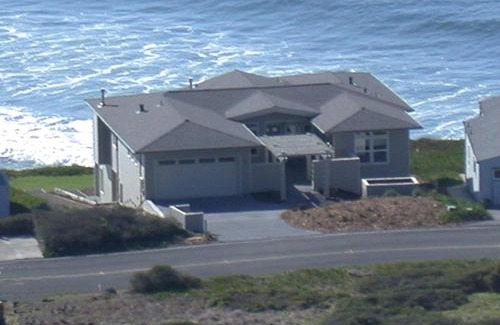 Dillon Beach Casa | Sea Glass! AMAZING VIEWS! On the Bluff! Walk to Beach! Hot Tub! BBQ! Fast WiFi! A Dillon Beach Jewel!