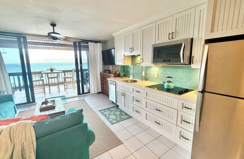 Red Hook Condominio | VIDRIO DE MAR EN ZAFIRO! NUEVA COCINA! E Edificio con vistas de STJ y BVI!