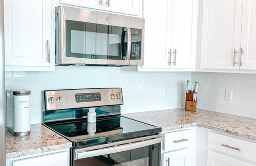 Gulf Shores Condominio | Sea Glass Beachfront Condo! Modern and Clean. Best Location in Gulf Shores!