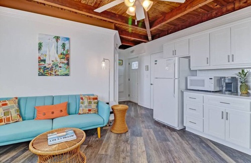 Fernandina Beach Apartamento | Sea Glass Cottage #3 | Renovated | Beachfront w/Dune Views | Outdoor Courtyard