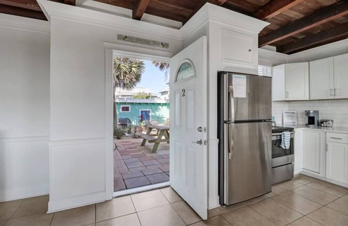 Fernandina Beach Apartamento | Sea Glass Cottage #2 | Renovated | Beachfront w/Dune Views | Outdoor Courtyard