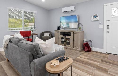 Allendale Terrace Casa | Sea Glass Cottage - minutes to Downtown St Pete and the beaches