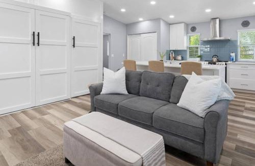 Allendale Terrace Casa | Sea Glass Cottage - minutes to Downtown St Pete and the beaches