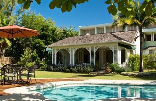 Discovery Bay Villa | UVAS EN LA PLAYA DE JAMAICA - Villa de lujo con 6 camas en la playa en Discovery Bay - PERSONAL INCLUIDO