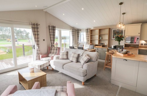 Runswick Bay Cabaña | SEA HOLLY LODGE, pet friendly, with a garden in Runswick Bay