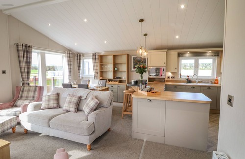 Runswick Bay Cabaña | SEA HOLLY LODGE, pet friendly, with a garden in Runswick Bay