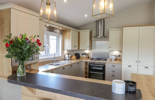 Runswick Bay Cabaña | SEA HOLLY LODGE, pet friendly, with a garden in Runswick Bay