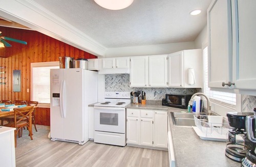 Ocean Isle Beach Cabaña | Sea-ing Double - Steps away from the ocean and beach access
