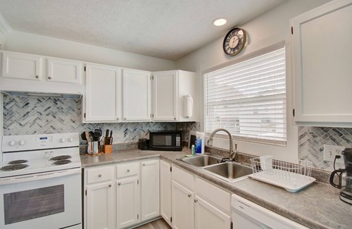 Ocean Isle Beach Cabaña | Sea-ing Double - Steps away from the ocean and beach access