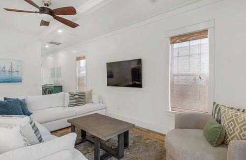 Village of Sugar Beach Casa | 🦩Sea La Vie in Seagrove~Pet-Friendly🦩