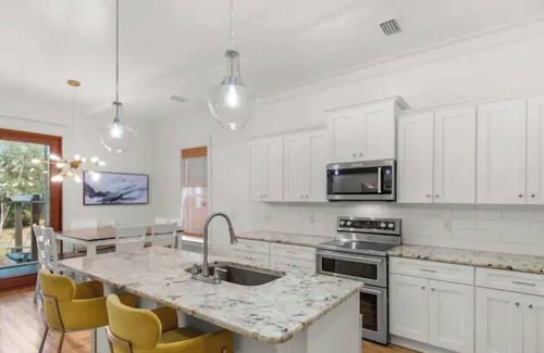 Village of Sugar Beach Casa | 🦩Sea La Vie in Seagrove~Pet-Friendly🦩