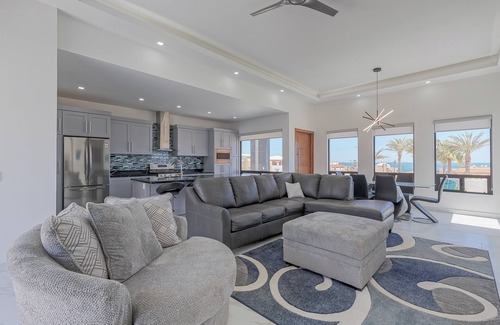 Las Conchas Casa | Sea La Vie: Come and enjoy the stunning beach views from this luxurious home