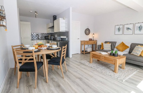 Tyn-y-Gongl Cabaña | SEA LA VIE, pet friendly, country holiday cottage in Benllech
