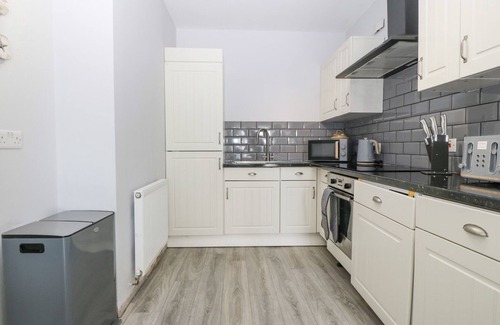 Tyn-y-Gongl Cabaña | SEA LA VIE, pet friendly, country holiday cottage in Benllech
